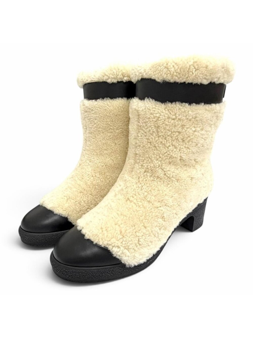 Chanel 18B CC Logo Leather Use Shearling Boo Short Boots Beige Black